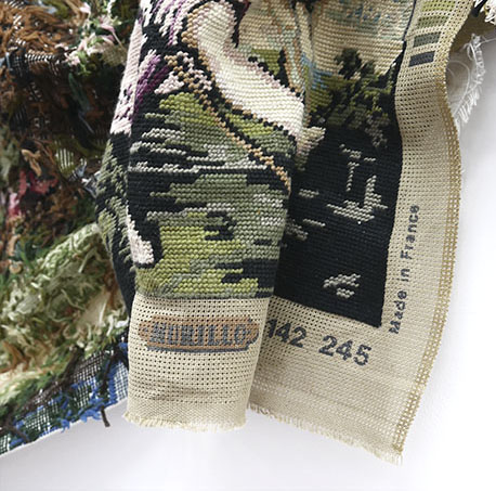 détail_d'écriture_sur_textile_les_couleurs_de_la_fibre_en_art_ 